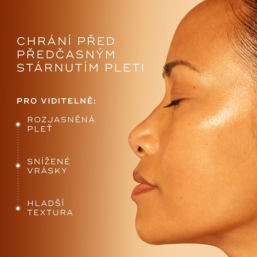 Detailní záběr ženy s rozjasněnou pletí s jednotným tónem a textem, který zdůrazňuje, jak přípravek C-Tetra Advanced chrání před předčasným stárnutím tím, že zlepšuje jas pleti, zmírňuje vrásky a zjemňuje její strukturu.