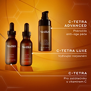 Řada sér s vitamínem C od Medik8, zahrnující produkty C-Tetra (úvodní přípravek s vitamínem C), C-Tetra Luxe (vyživující sérum pro rozjasnění pleti) a C-Tetra Advanced (formule proti stárnutí), vystavená na pozadí v teplých tónech.