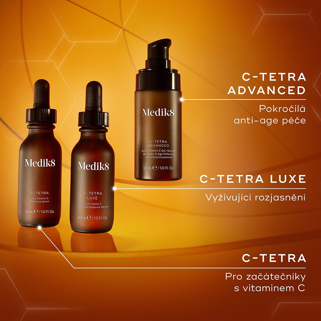 Řada sér s vitamínem C od Medik8, zahrnující produkty C-Tetra (úvodní přípravek s vitamínem C), C-Tetra Luxe (vyživující sérum pro rozjasnění pleti) a C-Tetra Advanced (formule proti stárnutí), vystavená na pozadí v teplých tónech.