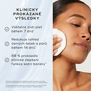 Modelka nanáší toner pomocí vatového tampónu vedle textu s názvem „Prokázané výsledky“, který uvádí mimo jiné „čistší a zdravěji vypadající pleť za 7 dní*“ a „38% snížení viditelných nedokonalostí**“.