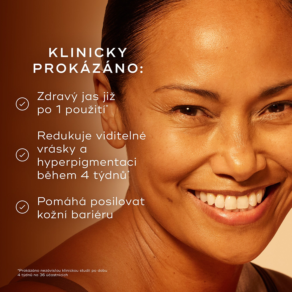 Detailní záběr obličeje osoby ošetřované skleněnou pipetou na tmavém, teple tónovaném pozadí. Text uvádí, že produkt je KLINICKY PROKÁZÁNO, ŽE: následovaný třemi tvrzeními se symbolem zaškrtnutí:

Dodává pleti zdravý jas již po 1 použití*
Snižuje viditelnost vrásek a hyperpigmentace během 4 týdnů*
Viditelně rozjasňuje a poskytuje hlubokou výživu

Poznámka v patičce uvádí, že tyto výsledky jsou podloženy nezávislou klinickou studií na produktu C-Tetra Luxe, provedenou po dobu 4 týdnů na 36 účastnících.