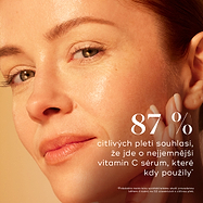 Pro Spojené království: Detailní záběr ženy se zářivou, rozjasněnou pletí, která si opírá ruku o tvář. Text uvádí: „87 % lidí s citlivou pletí se shoduje, že se jedná o nejšetrnější sérum s vitamínem C, jaké kdy použili.“ Menší text pod tím uvádí, že výsledky vycházejí z průzkumu mezi spotřebiteli.
