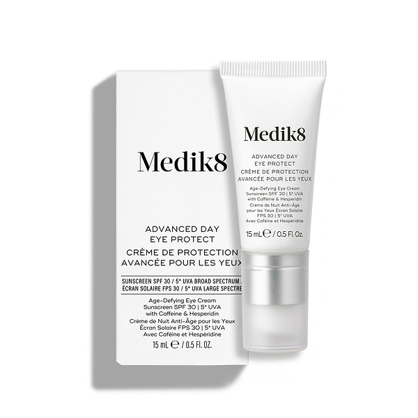 Produkty Medik8 Advanced Day Eye Protect jsou umístěny před odpovídající bílou produktovou krabičkou.