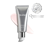 Tuba Medik8 Crystal Retinal 1 spočívá na stopě světle růžového séra na bílém pozadí. Odznaky zdůrazňují „vítěz Get The Gloss Beauty Awards 2025“ a „první patentovaná technologie na světě“, spolu s textem uvádějícím *„č. 1 dermatologické pleťové sérum ve Velké Británii“**.