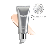 Tuba Medik8 Crystal Retinal 3 spočívá na stopě světle růžového séra na bílém pozadí. Odznaky zdůrazňují „vítěz Get The Gloss Beauty Awards 2025“ a „první patentovaná technologie na světě“, spolu s textem uvádějícím *„č. 1 dermatologické pleťové sérum ve Velké Británii“**.