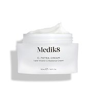 Medik8 C-Tetra Cream Glascreme geöffnet auf sauberem weißen Hintergrund mit weichen Schatten. Das weiße, mattierte Glas zeigt das Medik8-Logo und ist als C-TETRA CREAM Lipid Vitamin C Radiance Cream in 50 mL Größe gekennzeichnet. Eine dicke weiße Cremeschnecke auf dem Glas zeigt die feuchtigkeitsspendende Textur.