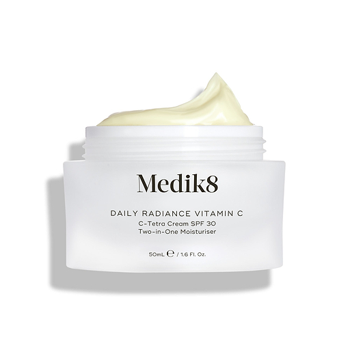 Medik8 Daily Radiance Vitamin C Glascreme-Glas geöffnet mit einem großzügigen Gipfel blassgelber Creme oben. Text identifiziert das Produkt als 50 mL C-Tetra Cream SPF 30 Two-in-One Moisturiser.