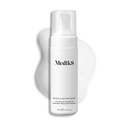 Medik8 Micellar Mousse Pumpspenderflasche vor weißem Hintergrund mit einem Streifen weißen Schaums dahinter, der die Textur des Produkts hervorhebt.