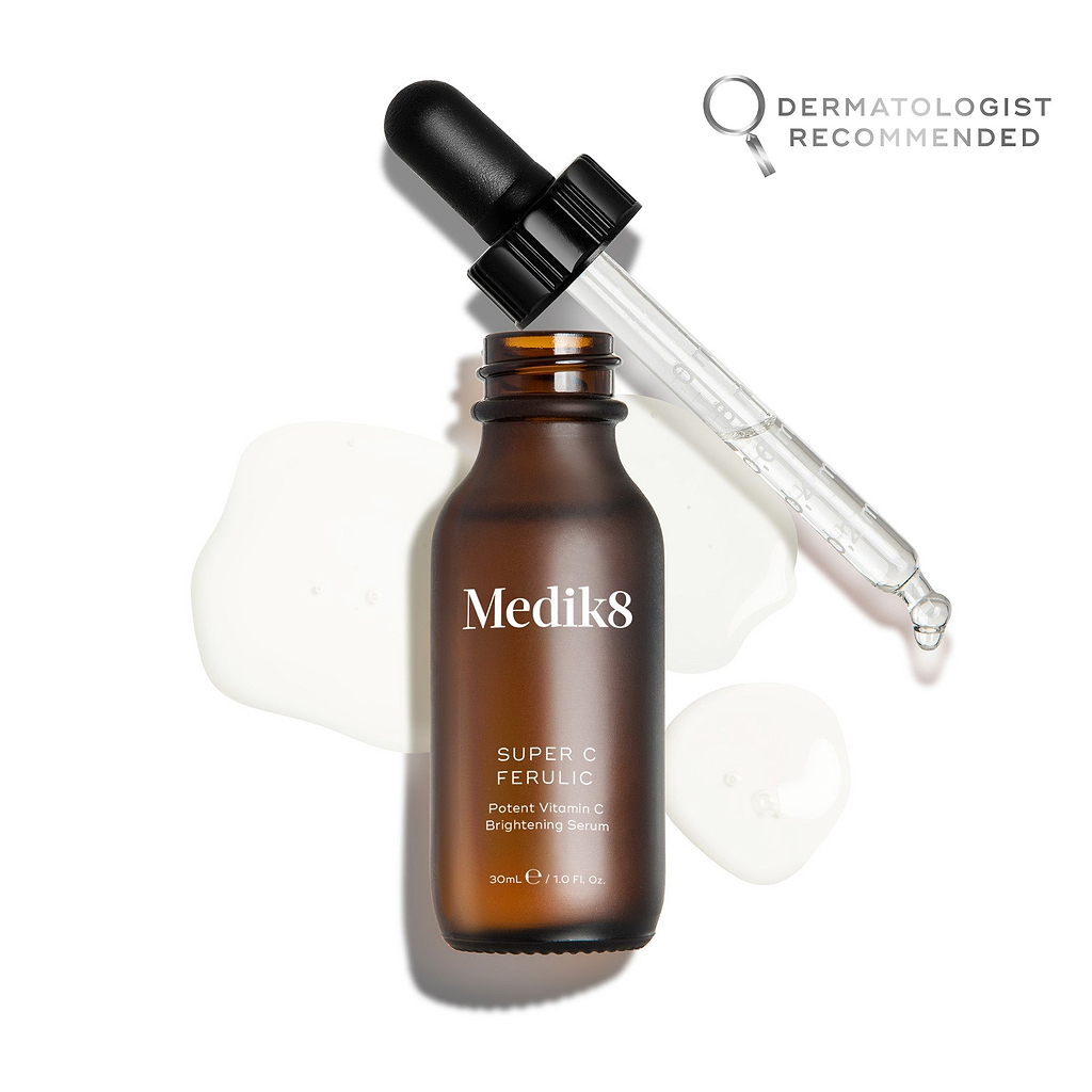 Braune Flasche des Medik8 Super C Ferulic Serums mit Tropfer vor weißem Hintergrund