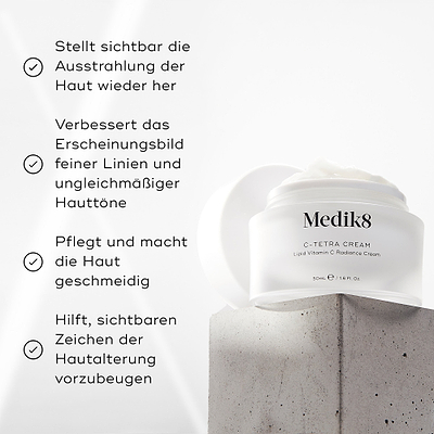 Medik8 C-Tetra Cream-Glas auf einem grauen Steinblock vor weißem Hintergrund mit sanften Lichtstrahlen dargestellt. Das Bild zeigt vier Häkchen-Behauptungen: Sichtbare Wiederherstellung der Hautstrahlung, Verbessert das Erscheinungsbild von feinen Linien & ungleichmäßigem Hautton, Pflegt & macht die Haut weich, Hilft, sichtbare Zeichen der Hautalterung zu verhindern