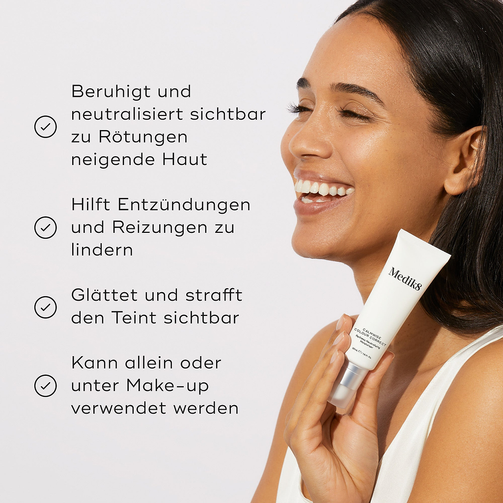Eine Frau hält eine Tube Calmwise Colour Correct. Es beruhigt und neutralisiert sichtbar zu Rötungen neigende Haut, hilft, Entzündungen und Reizungen zu lindern, glättet und strafft sichtbar den Teint und kann allein oder unter Make-up verwendet werden.