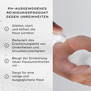 Medik8 Clarifying Foam wird in die Handfläche gegeben und neben einer Liste der Vorteile auf einem sprudeligen weißen Hintergrund gezeigt. Der Text hebt die pH-ausgeglichene Formel hervor, die die Haut sichtbar glättet, klärt und entstaut, das Erscheinungsbild von Unreinheiten reduziert, zukünftigen Unreinheiten vorbeugt und die Haut beruhigt und ausgleicht