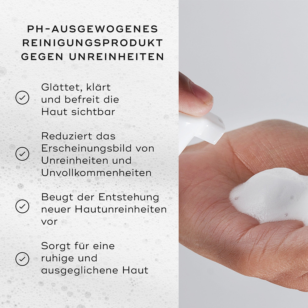 Medik8 Clarifying Foam wird in die Handfläche gegeben und neben einer Liste der Vorteile auf einem sprudeligen weißen Hintergrund gezeigt. Der Text hebt die pH-ausgeglichene Formel hervor, die die Haut sichtbar glättet, klärt und entstaut, das Erscheinungsbild von Unreinheiten reduziert, zukünftigen Unreinheiten vorbeugt und die Haut beruhigt und ausgleicht