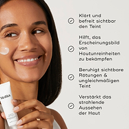Eine Liste der Vorteile erscheint neben einem Modell, das das Clarity Peptides Tube hält. Der Text besagt, dass es den Teint sichtbar klärt, Unreinheiten bekämpft, Rötungen beruhigt und die Leuchtkraft steigert.