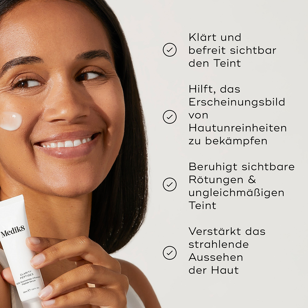 Eine Liste der Vorteile erscheint neben einem Modell, das das Clarity Peptides Tube hält. Der Text besagt, dass es den Teint sichtbar klärt, Unreinheiten bekämpft, Rötungen beruhigt und die Leuchtkraft steigert.
