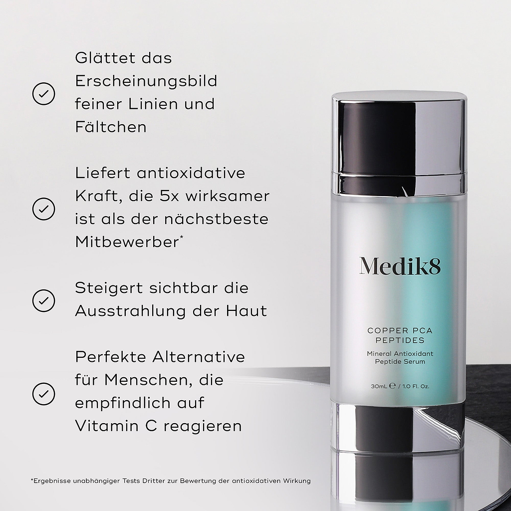 Das Copper PCA Peptides Serum wird präsentiert. Es glättet das Erscheinungsbild feiner Linien und Falten, liefert eine antioxidative Wirkung, die fünfmal wirksamer ist als die des nächstbesten Wettbewerbers, steigert sichtbar die Strahlkraft der Haut und ist die perfekte Alternative für Personen, die empfindlich auf Vitamin C reagieren.