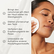 Eine Liste der Vorteile erscheint neben einem Modell, das den Toner anwendet. Der Text besagt, dass er den pH-Wert ausgleicht, den Teint beruhigt, die Poren verfeinert und die Aufnahme anderer Hautpflegewirkstoffe unterstützt.