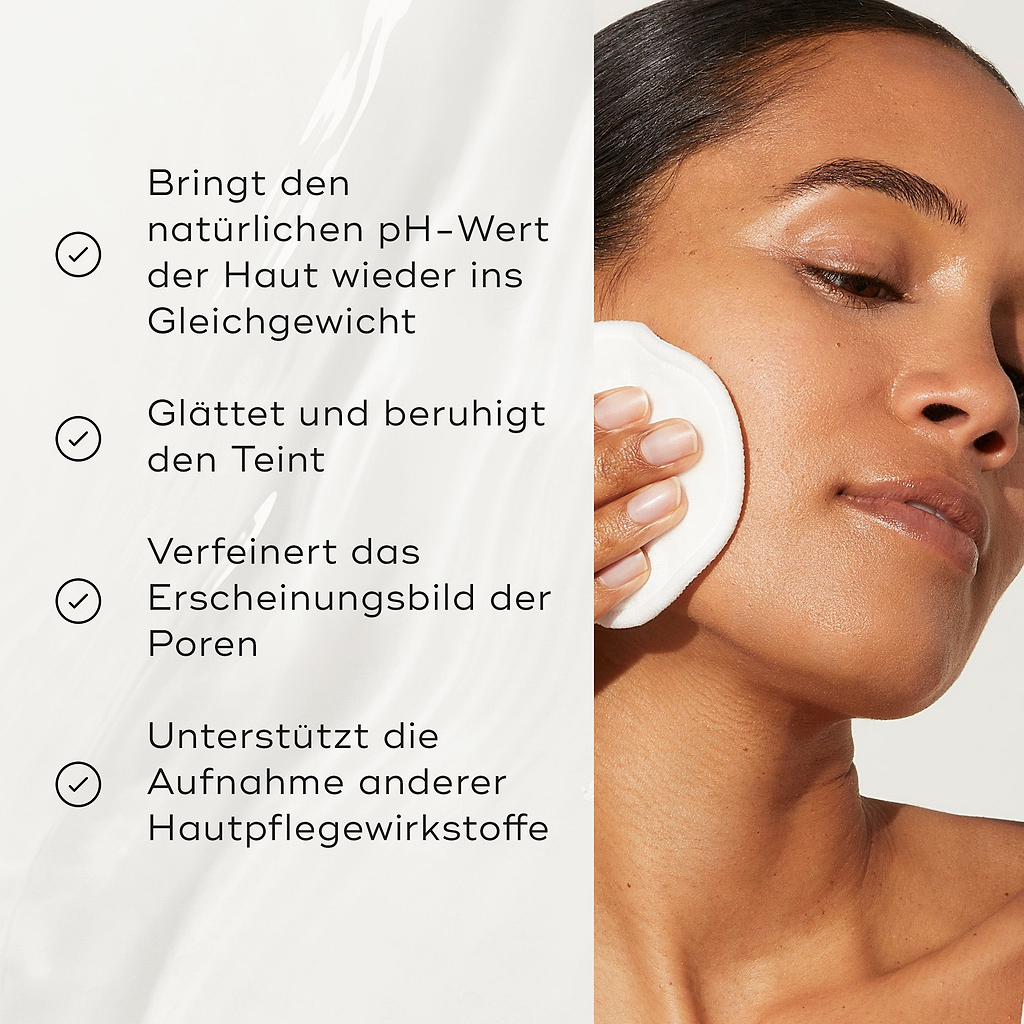 Eine Liste der Vorteile erscheint neben einem Modell, das den Toner anwendet. Der Text besagt, dass er den pH-Wert ausgleicht, den Teint beruhigt, die Poren verfeinert und die Aufnahme anderer Hautpflegewirkstoffe unterstützt.