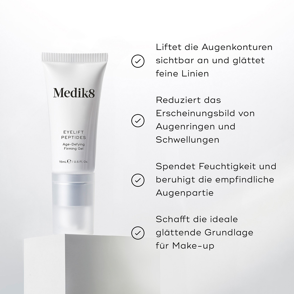 Eine Tube Eyelift Peptides wird präsentiert. Sie hebt die Augenpartie sichtbar an und glättet feine Linien, reduziert das Erscheinungsbild von dunklen Ringen und Schwellungen, spendet Feuchtigkeit und beruhigt die empfindliche Augenpartie und schafft die ideale glättende Basis für Make-up.