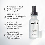 Die Medik8 Hydr8 B5-Serumflasche steht auf einem weißen Podest vor einem hellen weißen Hintergrund. Der Text hebt hervor, dass das Produkt „lang anhaltende Hautfeuchtigkeit liefert“, „der Haut hilft, essentielle Feuchtigkeit zu speichern“, „das Erscheinungsbild feiner Linien und Falten mildert“ und „ein sichtbar pralleres und geschmeidigeres Hautbild fördert.“