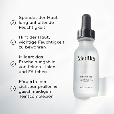 Die Medik8 Hydr8 B5-Serumflasche steht auf einem weißen Podest vor einem hellen weißen Hintergrund. Der Text hebt hervor, dass das Produkt „lang anhaltende Hautfeuchtigkeit liefert“, „der Haut hilft, essentielle Feuchtigkeit zu speichern“, „das Erscheinungsbild feiner Linien und Falten mildert“ und „ein sichtbar pralleres und geschmeidigeres Hautbild fördert.“