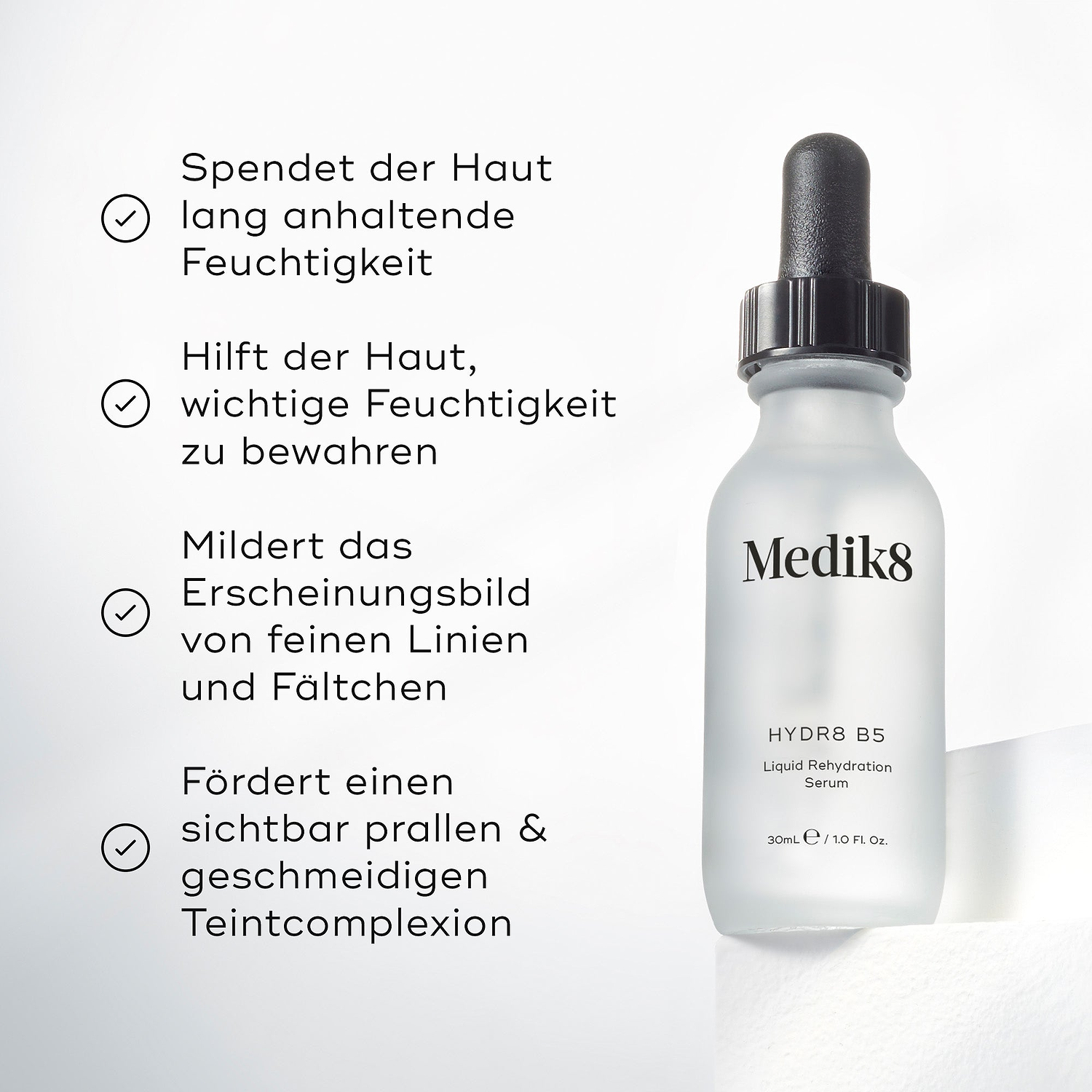 Die Medik8 Hydr8 B5-Serumflasche steht auf einem weißen Podest vor einem hellen weißen Hintergrund. Der Text hebt hervor, dass das Produkt „lang anhaltende Hautfeuchtigkeit liefert“, „der Haut hilft, essentielle Feuchtigkeit zu speichern“, „das Erscheinungsbild feiner Linien und Falten mildert“ und „ein sichtbar pralleres und geschmeidigeres Hautbild fördert.“
