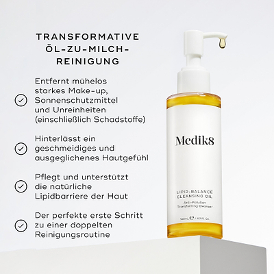 Medik8 Lipid-Balance Cleansing Oil Flasche steht auf einem weißen Block. Der Text listet Vorteile auf, einschließlich Entfernen von starkem Make-up, Unterstützung der Lipidbarriere und als transformative Öl-zu-Milch-Reinigung