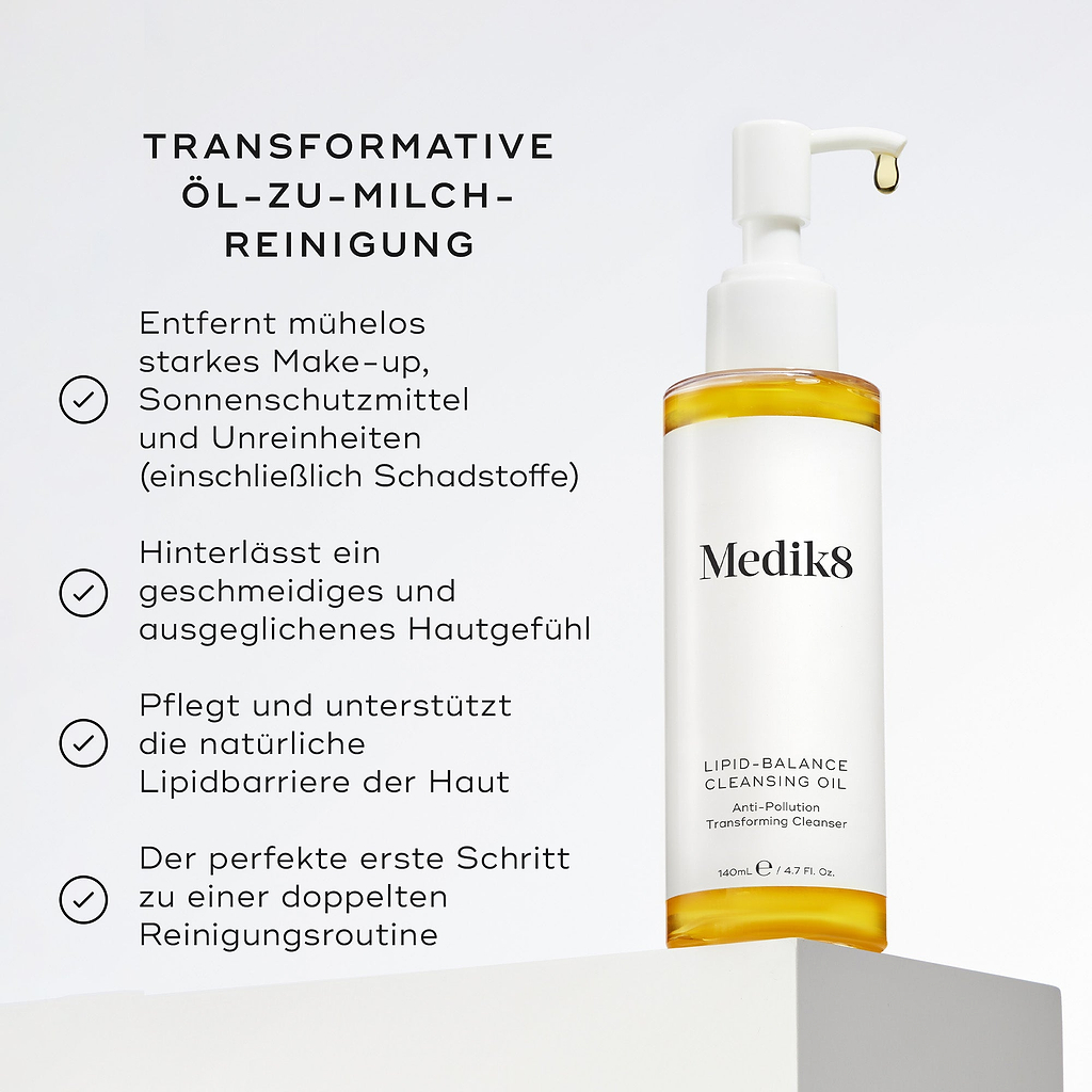 Medik8 Lipid-Balance Cleansing Oil Flasche steht auf einem weißen Block. Der Text listet Vorteile auf, einschließlich Entfernen von starkem Make-up, Unterstützung der Lipidbarriere und als transformative Öl-zu-Milch-Reinigung