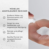 Geteiltes Bild mit der Reinigungsflasche neben einer Liste von Vorteilen, einschließlich Entfernt sanft Unreinheiten von geröteter, sensibilisierter und nach Behandlungen behandelter Haut und Reduziert das Erscheinungsbild von Rötungen.