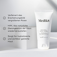 Die Natural Clay Mask wird auf einem weißen geometrischen Block präsentiert. Sie verfeinert das Erscheinungsbild vergrößerter Poren, hilft, das natürliche Gleichgewicht der Haut wiederherzustellen, und hinterlässt die Haut hydratisiert und sichtbar geklärt.