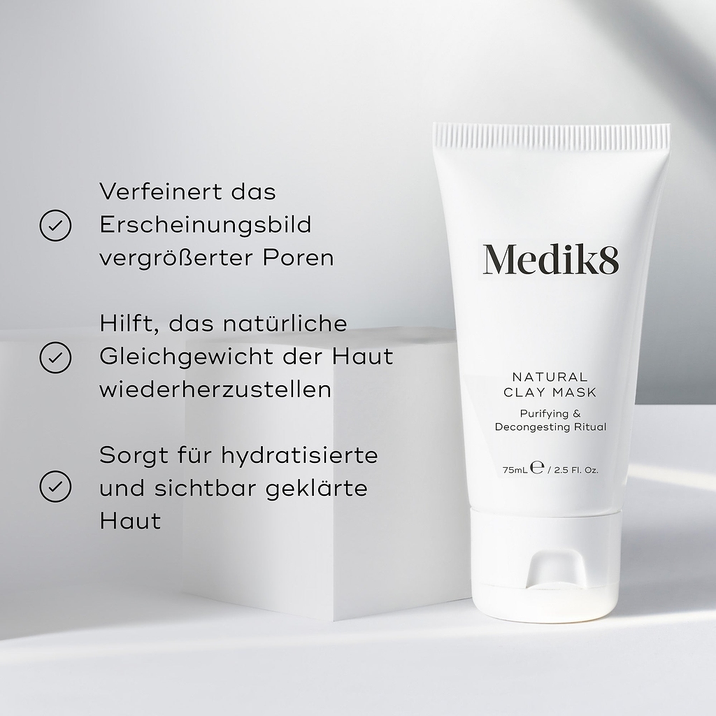 Die Natural Clay Mask wird auf einem weißen geometrischen Block präsentiert. Sie verfeinert das Erscheinungsbild vergrößerter Poren, hilft, das natürliche Gleichgewicht der Haut wiederherzustellen, und hinterlässt die Haut hydratisiert und sichtbar geklärt.