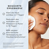 Ein Model trägt Toner mit einem Baumwollpad auf, daneben Text mit nachweisbaren Ergebnissen, einschließlich 7 Tage bis zu geklärter, gesünder aussehender Haut* und 38% Reduktion sichtbarer Unreinheiten**.