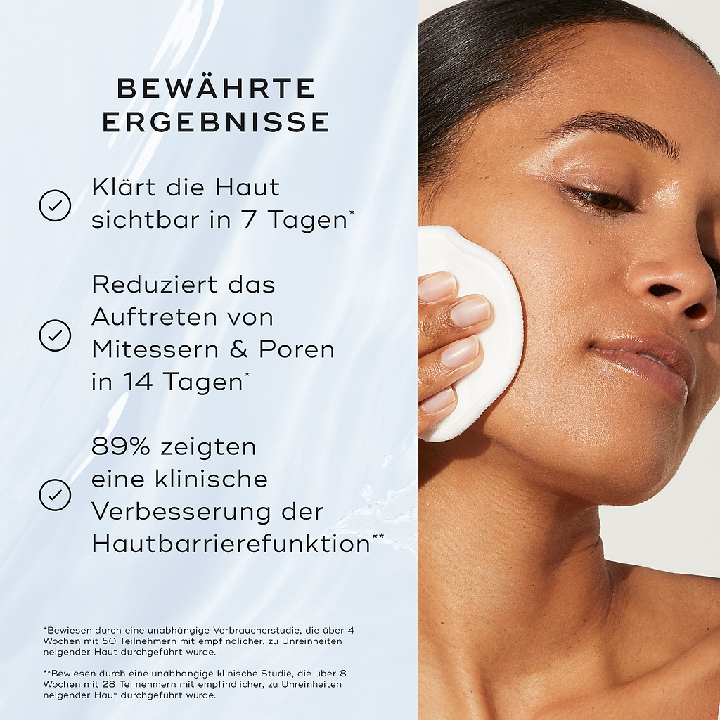 Ein Model trägt Toner mit einem Baumwollpad auf, daneben Text mit nachweisbaren Ergebnissen, einschließlich 7 Tage bis zu geklärter, gesünder aussehender Haut* und 38% Reduktion sichtbarer Unreinheiten**.