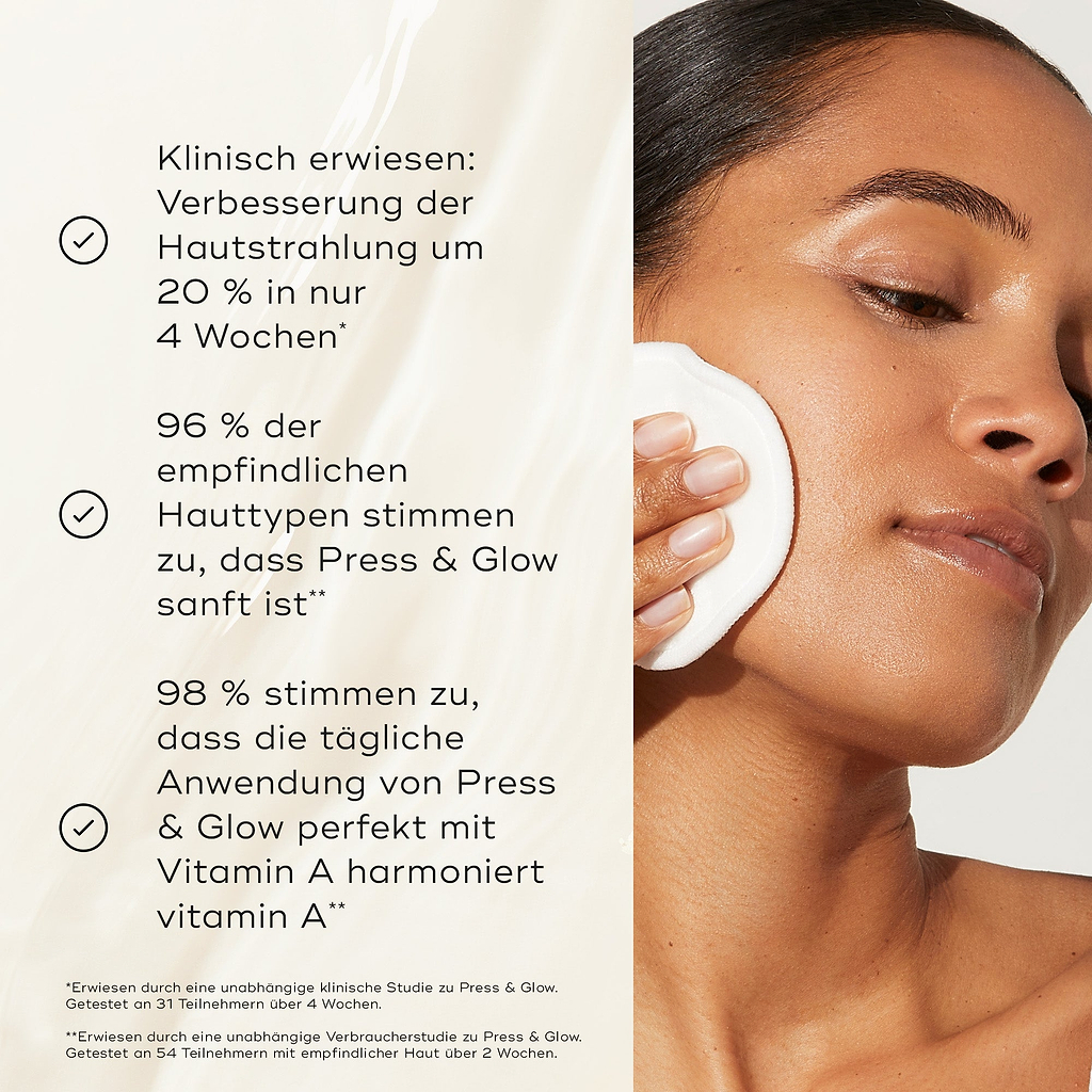 Eine Person trägt Medik8 Press & Glow mit einem Wattepad auf das Gesicht auf, vor einem neutralen, marmorierten Hintergrund. Der Text besagt, dass das Produkt *„klinisch erwiesenermaßen den Hautglanz in nur 4 Wochen um 20 % verbessert“**, dass „96 % empfindlicher Haut zustimmen, dass Press & Glow sanft ist“ und dass „98 % zustimmen, dass die tägliche Anwendung von Press & Glow perfekt mit Vitamin A zusammenwirkte.“