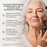 Eine Nahaufnahme einer lächelnden Frau, die eine Tropfflasche mit dem „Medik Super C Ferulic Serum“ vor einem hellen Hintergrund in der Hand hält, begleitet von einem Text über die sichtbare Reduzierung von Sonnenschäden und die Verbesserung der Hautelastizität.