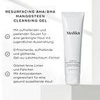 Medik8 Surface Radiance Cleanse Tube auf hellem Hintergrund mit Häkchen-Grafiken. Der Text hebt die Vorteile hervor: aufhellende und exfolierende Säuren für einen jugendlichen Glow, erfrischende Gel-zu-Schaum-Formel, glättet feine Linien und Falten und mit Antioxidantien für ein gesund aussehendes Hautbild