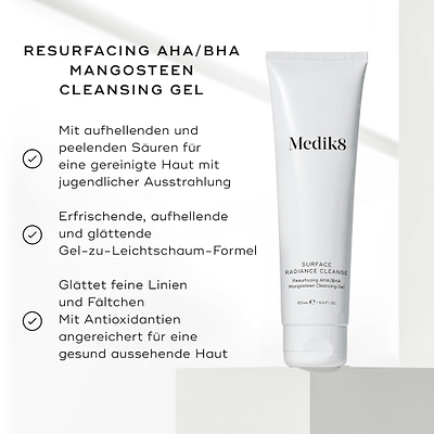 Medik8 Surface Radiance Cleanse Tube auf hellem Hintergrund mit Häkchen-Grafiken. Der Text hebt die Vorteile hervor: aufhellende und exfolierende Säuren für einen jugendlichen Glow, erfrischende Gel-zu-Schaum-Formel, glättet feine Linien und Falten und mit Antioxidantien für ein gesund aussehendes Hautbild