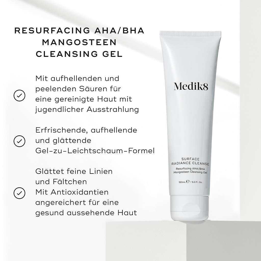 Medik8 Surface Radiance Cleanse Tube auf hellem Hintergrund mit Häkchen-Grafiken. Der Text hebt die Vorteile hervor: aufhellende und exfolierende Säuren für einen jugendlichen Glow, erfrischende Gel-zu-Schaum-Formel, glättet feine Linien und Falten und mit Antioxidantien für ein gesund aussehendes Hautbild
