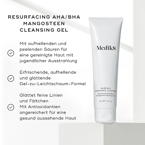 Medik8 Surface Radiance Cleanse Tube auf hellem Hintergrund mit Häkchen-Grafiken. Der Text hebt die Vorteile hervor: aufhellende und exfolierende Säuren für einen jugendlichen Glow, erfrischende Gel-zu-Schaum-Formel, glättet feine Linien und Falten und mit Antioxidantien für ein gesund aussehendes Hautbild