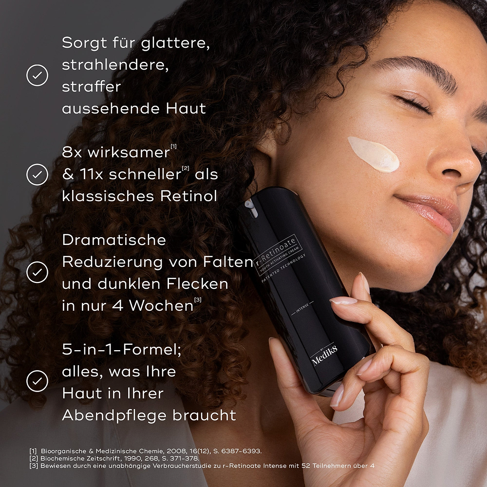 Eine Person mit einem Creme-Streifen auf der Wange hält eine Flasche Medik8 r-Retinoate Intense. Die Angaben besagen 8x stärker und 11x schneller als klassisches Retinol mit drastischer Reduzierung von Falten und dunklen Flecken in 4 Wochen