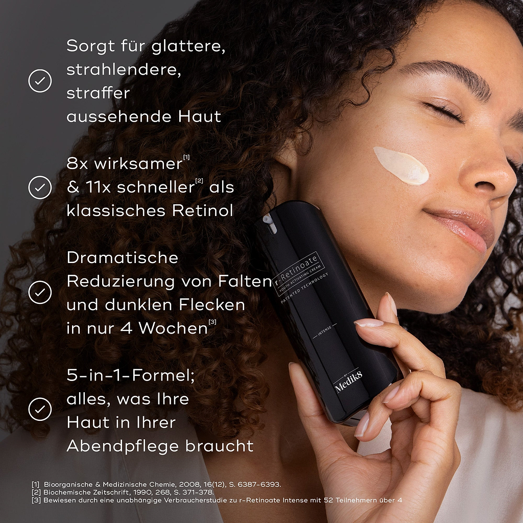 Eine Person mit einem Creme-Streifen auf der Wange hält eine Flasche Medik8 r-Retinoate Intense. Die Angaben besagen 8x stärker und 11x schneller als klassisches Retinol mit drastischer Reduzierung von Falten und dunklen Flecken in 4 Wochen