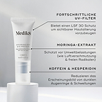 Die Tube Advanced Day Eye Protect steht auf einem weißen Podest. Der Text hebt die fortschrittlichen UV-Filter für SPF-30-Schutz, Moringa-Extrakt zum Schutz vor Umweltstressoren sowie Koffein & Hesperidin zur Reduzierung von dunklen Augenringen und Schwellungen hervor.