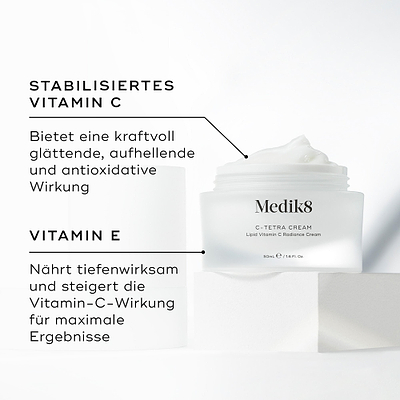 Medik8 C-Tetra Cream Tiegel geöffnet auf einem weißen Steinblock vor einem klaren weißen Hintergrund präsentiert. Das Bild zeigt zwei Hauptinhaltsstoffe und ihre Vorteile:

STABILISIERTES VITAMIN C: Sorgt für kraftvolle glättende, aufhellende und antioxidative Vorteile.

VITAMIN E: Nährt intensiv und verstärkt die Wirkung von Vitamin C für maximale Ergebnisse.