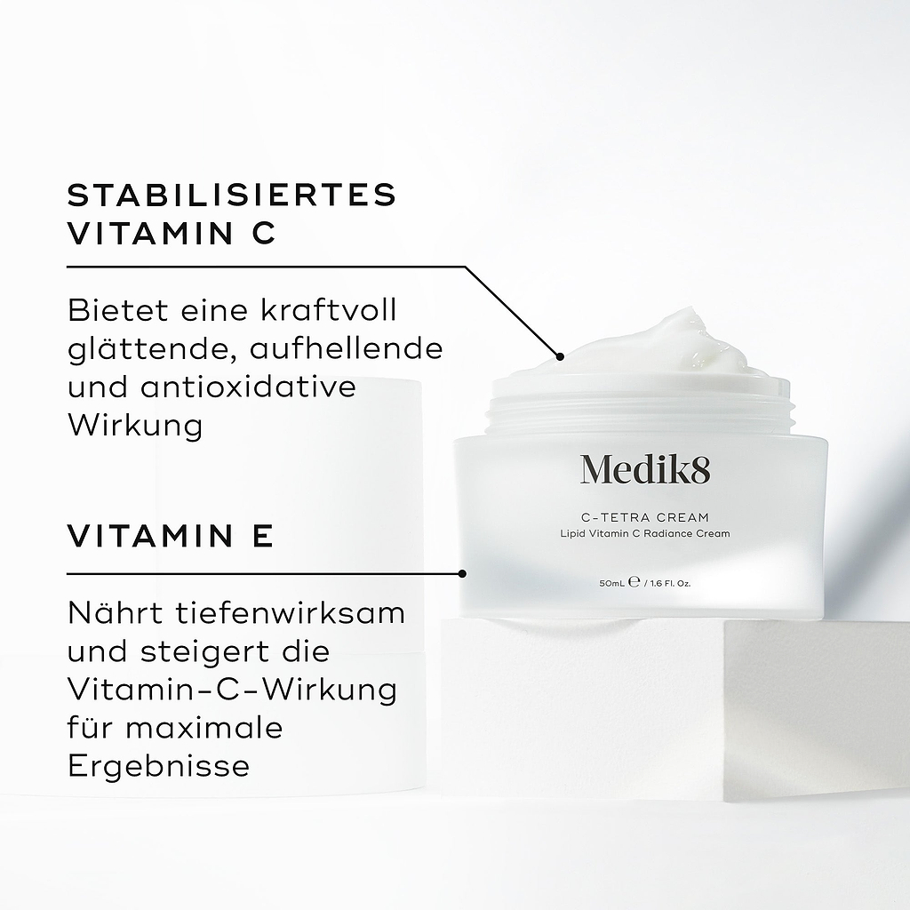 Medik8 C-Tetra Cream Tiegel geöffnet auf einem weißen Steinblock vor einem klaren weißen Hintergrund präsentiert. Das Bild zeigt zwei Hauptinhaltsstoffe und ihre Vorteile:

STABILISIERTES VITAMIN C: Sorgt für kraftvolle glättende, aufhellende und antioxidative Vorteile.

VITAMIN E: Nährt intensiv und verstärkt die Wirkung von Vitamin C für maximale Ergebnisse.