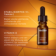 Eine kleine braune Flasche Medik8 C-Tetra Eye Serum auf einem warmen, orangen Hintergrund. Textlinien weisen auf die Hauptinhaltsstoffe hin: Stabilisiertes Vitamin C für glättende und aufhellende Vorteile, und Vitamin E, das intensiv nährt und die Wirkung von Vitamin C verstärkt.
