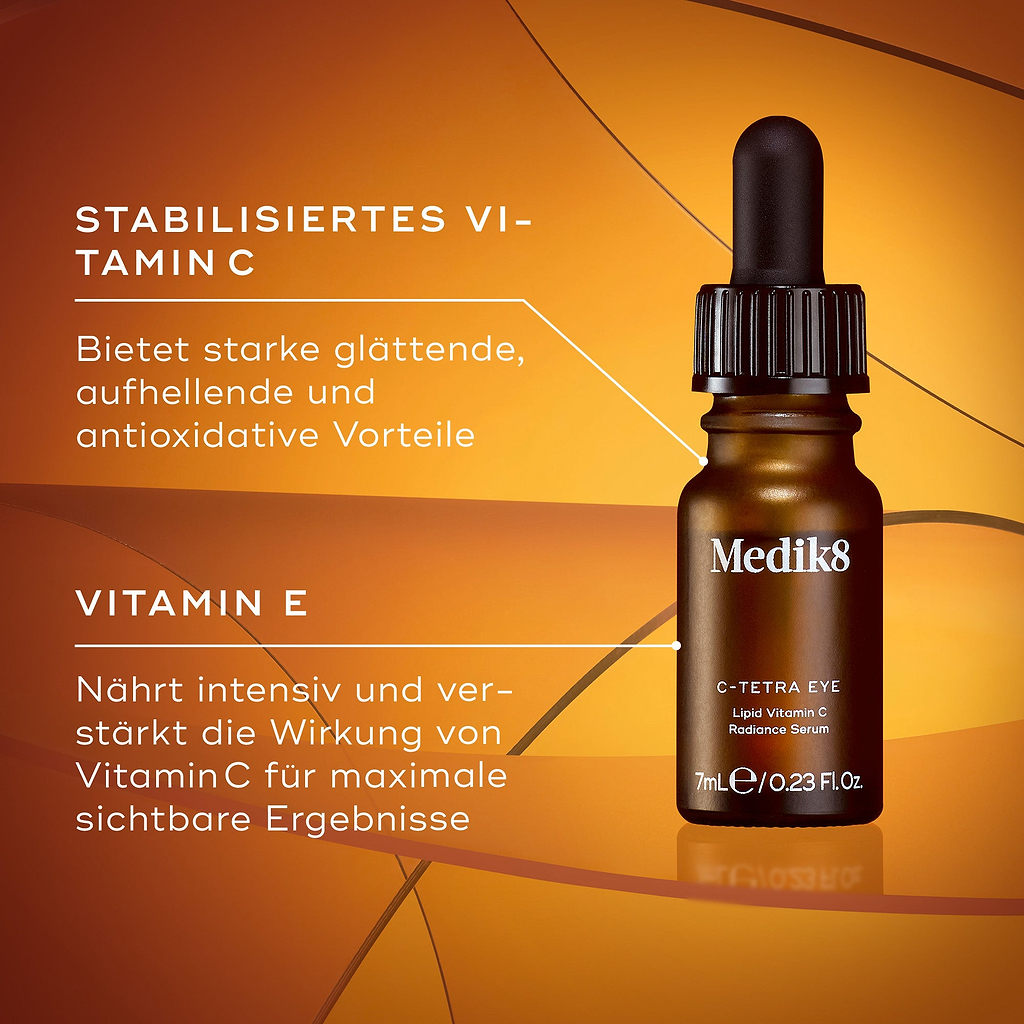 Eine kleine braune Flasche Medik8 C-Tetra Eye Serum auf einem warmen, orangen Hintergrund. Textlinien weisen auf die Hauptinhaltsstoffe hin: Stabilisiertes Vitamin C für glättende und aufhellende Vorteile, und Vitamin E, das intensiv nährt und die Wirkung von Vitamin C verstärkt.