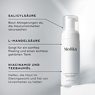 Medik8 Clarifying Foam Pumpflasche steht auf einem weißen Block vor sauberem grauem Hintergrund. Der Text hebt die Schlüsselwirkstoffe hervor: Salicylsäure zum Abbau von Unreinheiten verursachenden Ablagerungen, L-Mandelsäure für eine sanfte Exfoliation und einen geklärten Teint sowie Niacinamid & Teebaumöl zur Unterstützung einer ausgeglichenen, unreinenfreien Haut.