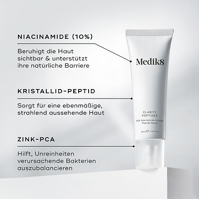 Medik8 Clarity Peptides Tube steht auf einem weißen Block neben Details zu den Inhaltsstoffen. Der Text hebt Niacinamid (10 %) zur Beruhigung der Haut, Crystalide Peptide für Leuchtkraft und Zinc PCA zur Bakterienbalance hervor.