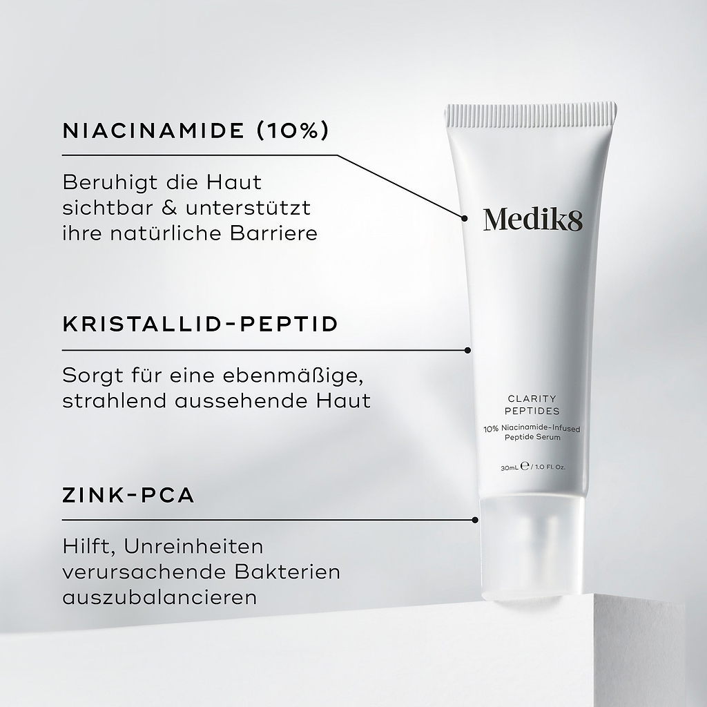 Medik8 Clarity Peptides Tube steht auf einem weißen Block neben Details zu den Inhaltsstoffen. Der Text hebt Niacinamid (10 %) zur Beruhigung der Haut, Crystalide Peptide für Leuchtkraft und Zinc PCA zur Bakterienbalance hervor.