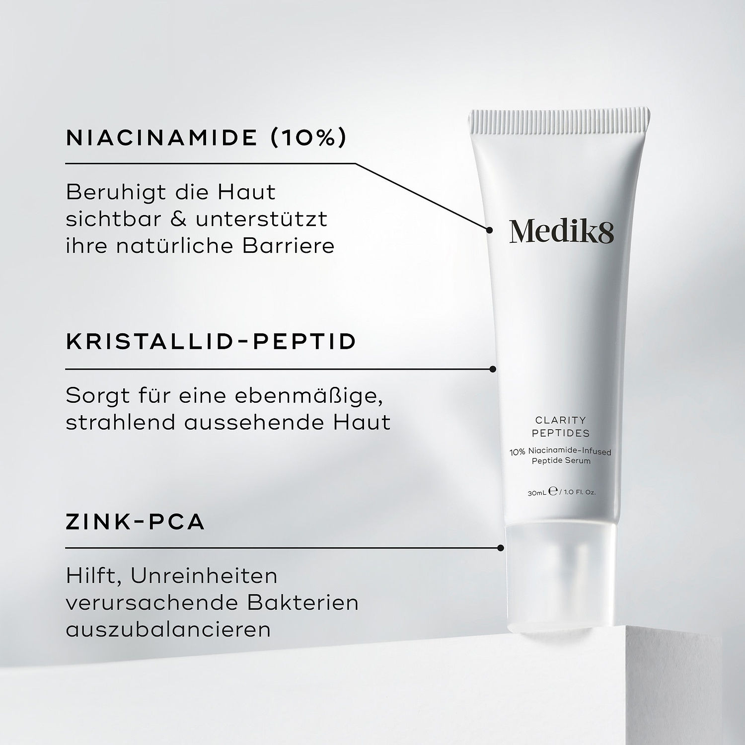 Medik8 Clarity Peptides Tube steht auf einem weißen Block neben Details zu den Inhaltsstoffen. Der Text hebt Niacinamid (10 %) zur Beruhigung der Haut, Crystalide Peptide für Leuchtkraft und Zinc PCA zur Bakterienbalance hervor.